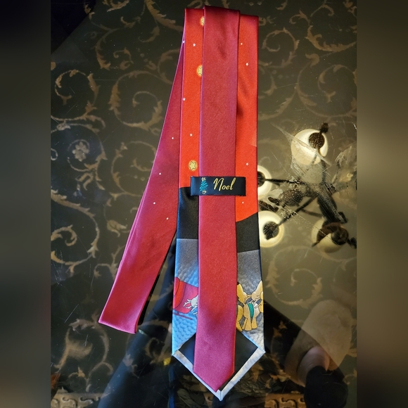 Christmas themed tie - Picture 2 of 4